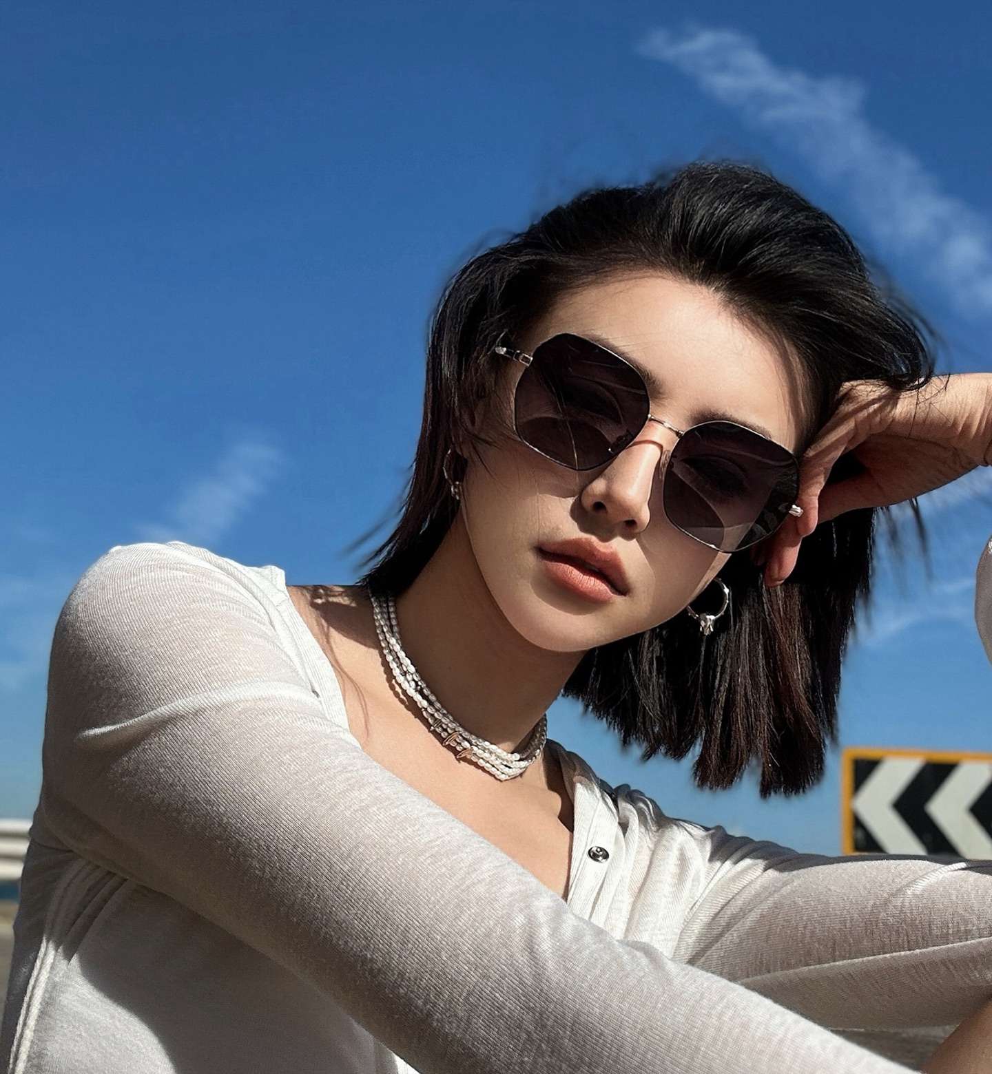  新品CHANEL 香奈儿太阳镜以独特魅力和前卫风格诠释春夏最新眼镜，以方框设计两边经典小香珍珠做点缀，