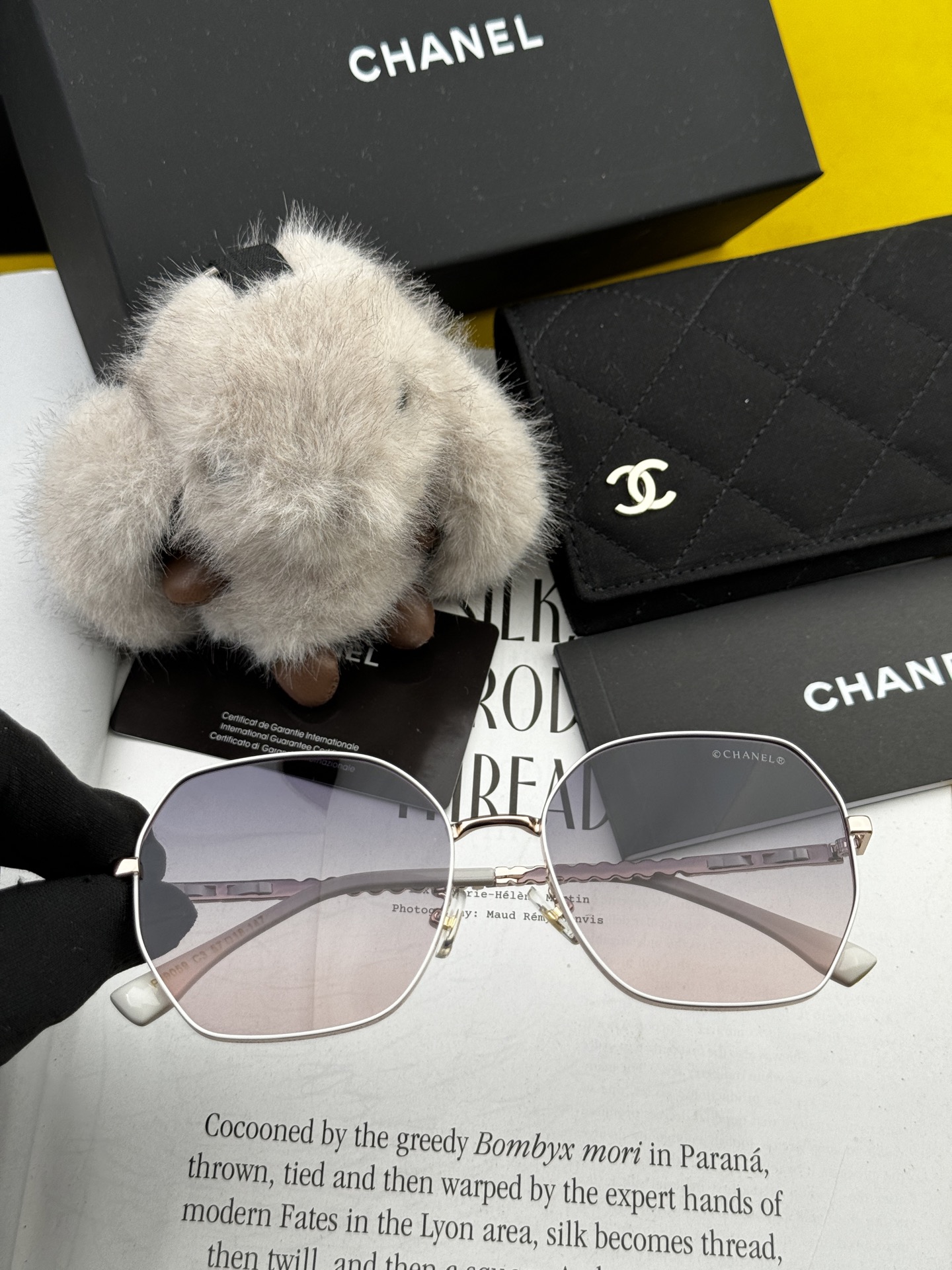  新品CHANEL 香奈儿太阳镜以独特魅力和前卫风格诠释春夏最新眼镜，以方框设计两边经典小香珍珠做点缀，