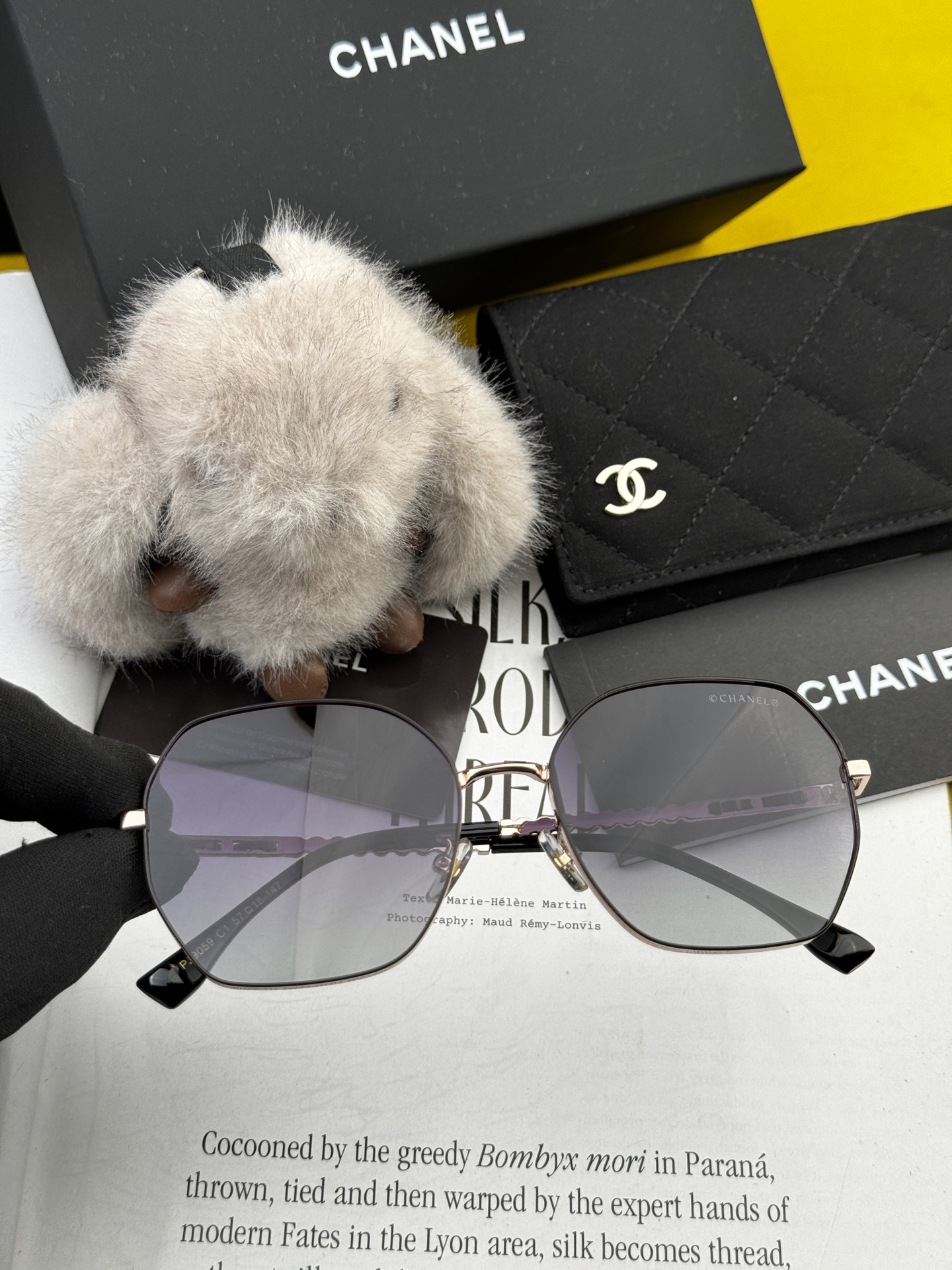  新品CHANEL 香奈儿太阳镜以独特魅力和前卫风格诠释春夏最新眼镜，以方框设计两边经典小香珍珠做点缀，