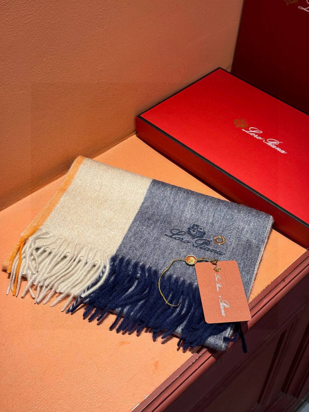 Luxurious Loro Piana Scarf Collection: High-Quality Wool, Timeless Elegance in Vibrant Colors - 图片 4
