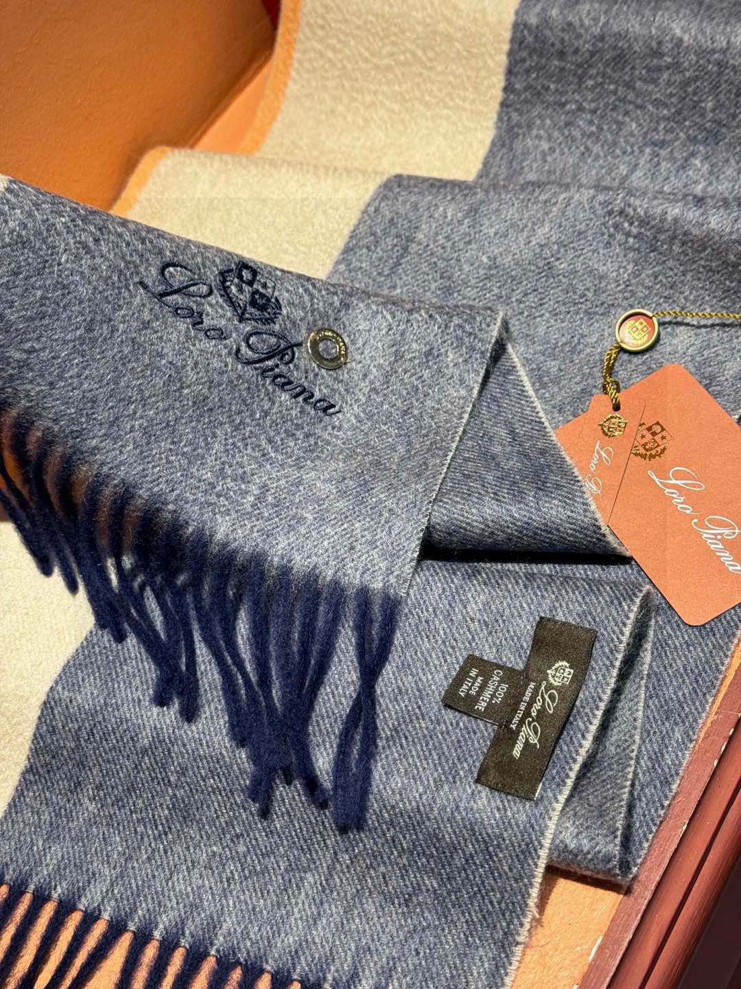 Luxurious Loro Piana Scarf Collection: High-Quality Wool, Timeless Elegance in Vibrant Colors - 图片 6