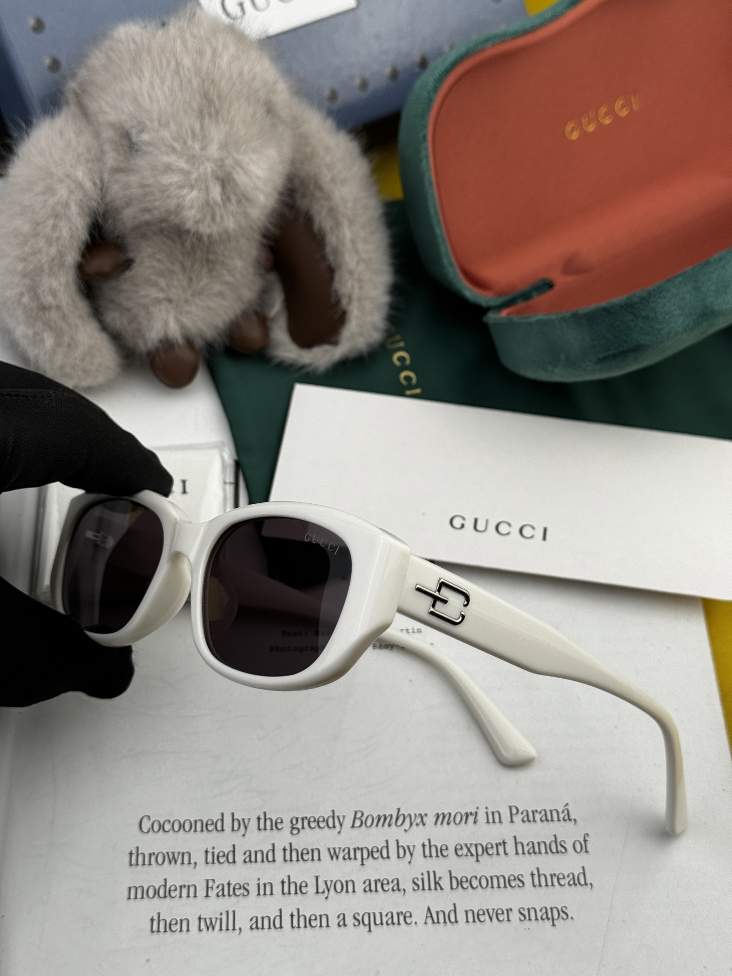  Gucci   经典的小框设计，不挑脸型，无论搭配大衣还是连衣裙都非常显气质尼龙偏光镜片预防紫外线 型