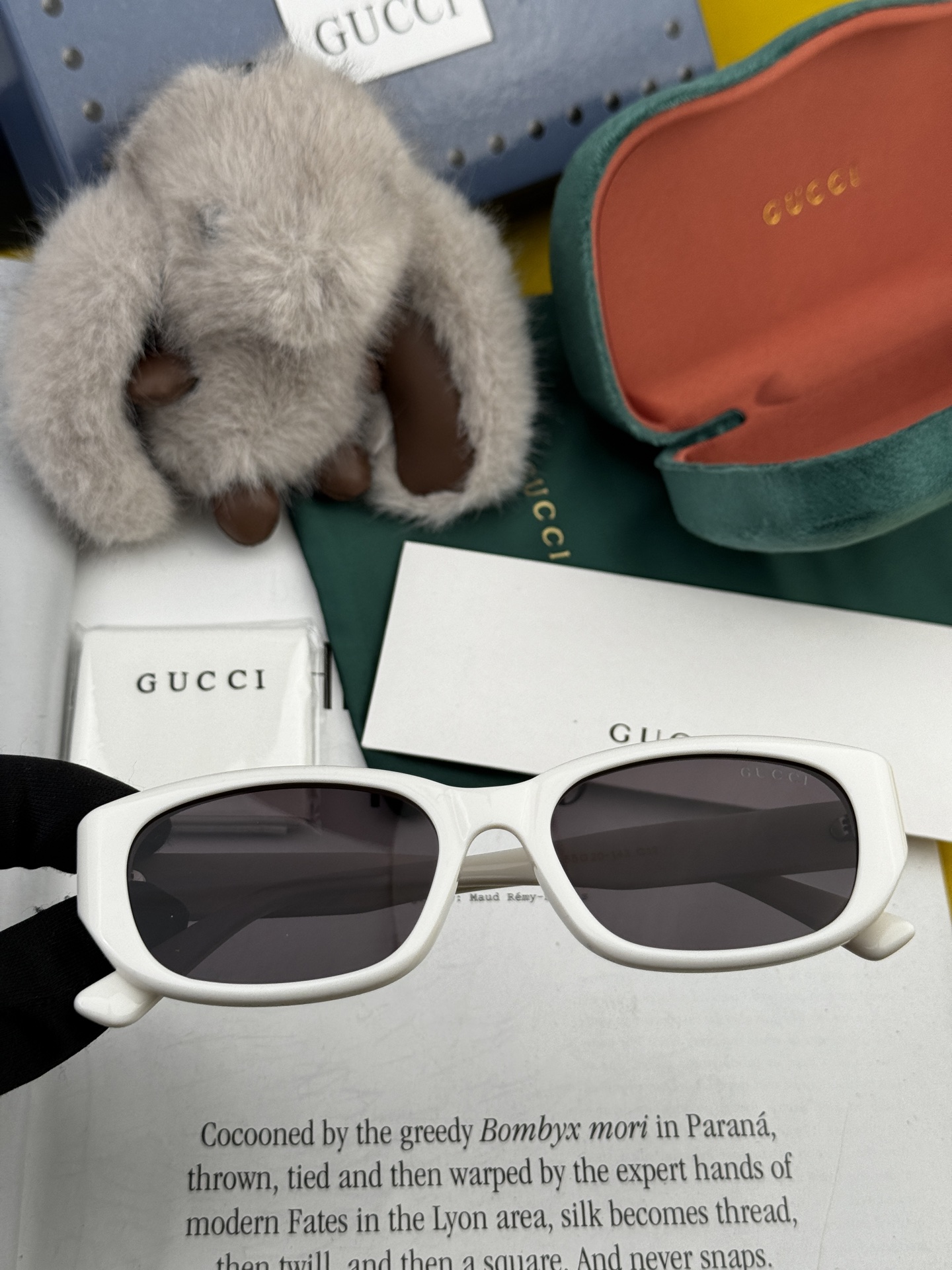  Gucci   经典的小框设计，不挑脸型，无论搭配大衣还是连衣裙都非常显气质尼龙偏光镜片预防紫外线 型