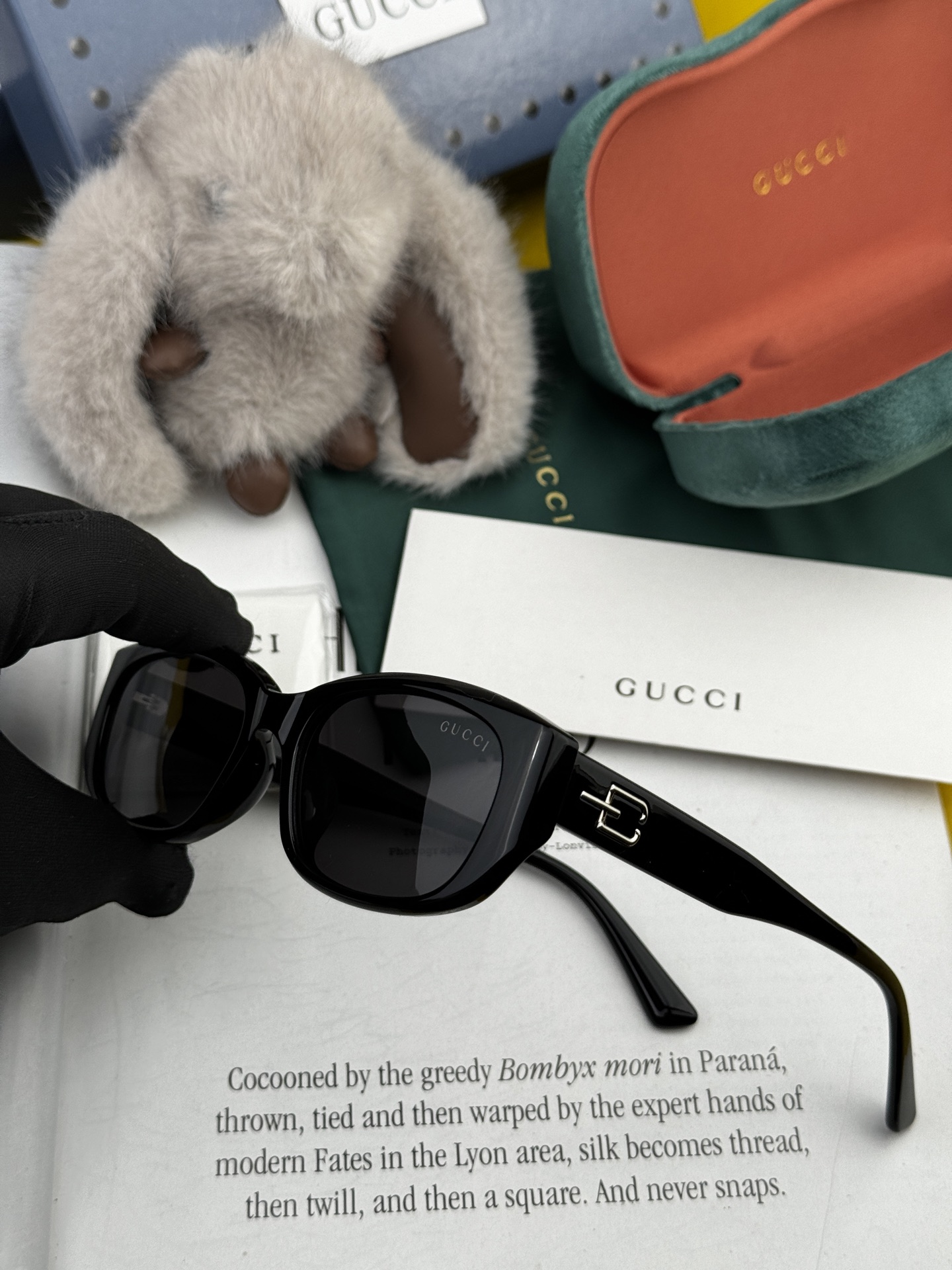  Gucci   经典的小框设计，不挑脸型，无论搭配大衣还是连衣裙都非常显气质尼龙偏光镜片预防紫外线 型