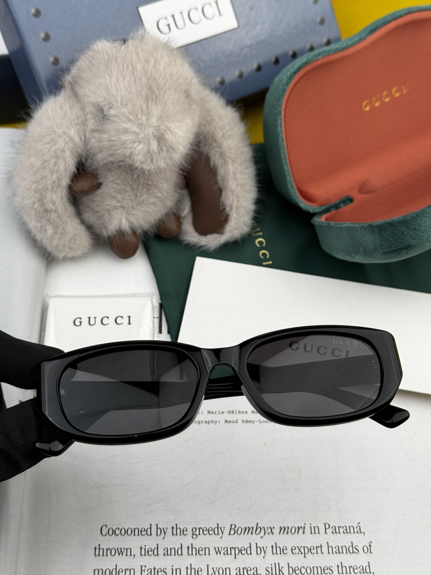  Gucci   经典的小框设计，不挑脸型，无论搭配大衣还是连衣裙都非常显气质尼龙偏光镜片预防紫外线 型