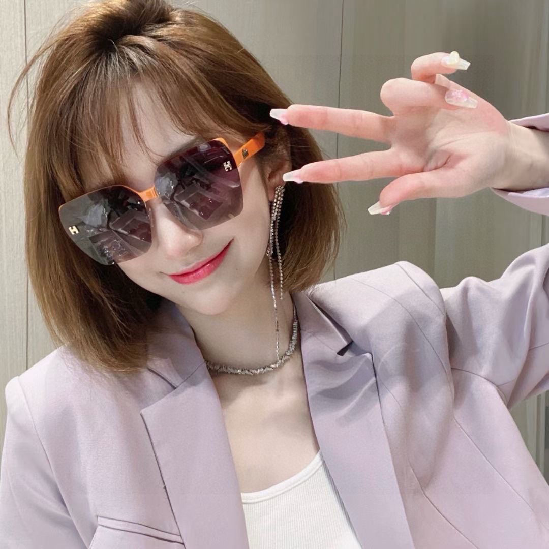   2025新款
品牌：爱马仕
型号：9977
描述：女士偏光太阳镜🕶️ 宝丽来高清镜片🎉高品质TR-9