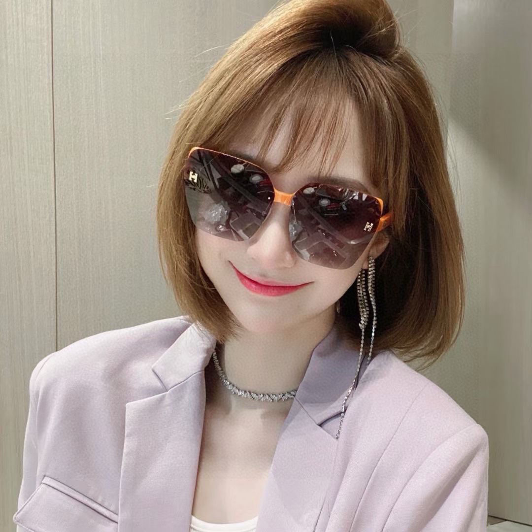   2025新款
品牌：爱马仕
型号：9977
描述：女士偏光太阳镜🕶️ 宝丽来高清镜片🎉高品质TR-9