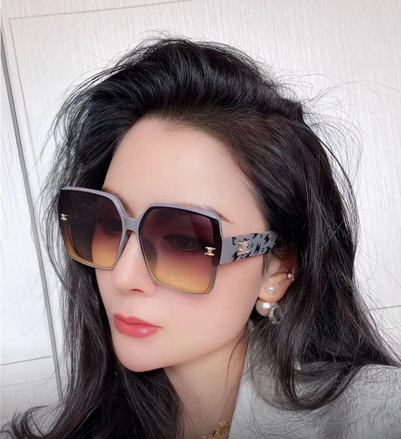 🌷🌷瑟琳
新款到货🆕🆕TR材制作而成酷酷高品质  2⃣️色潮品强强大框型太阳镜➕简约logo装饰！太阳镜