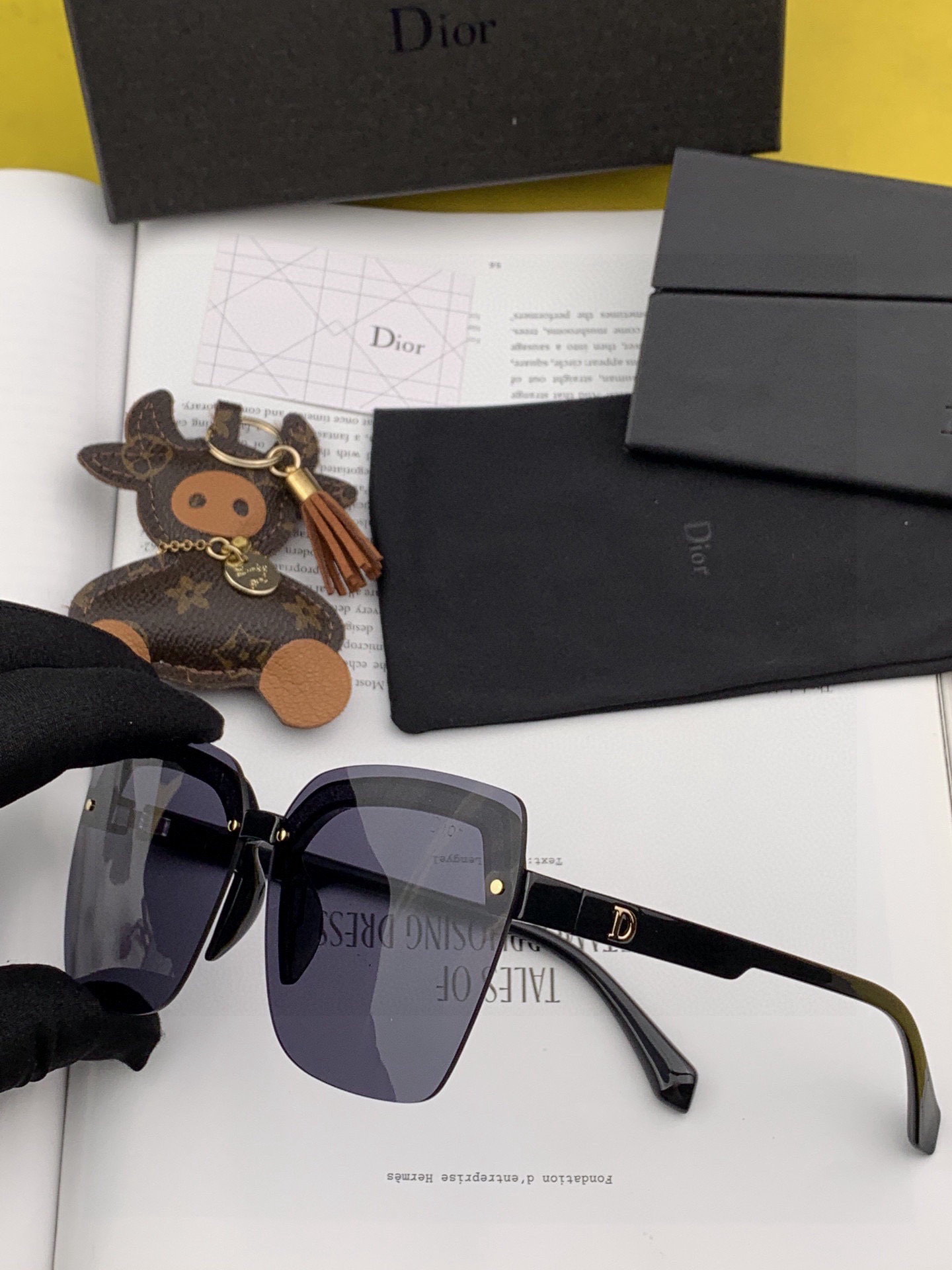   DIOR 2025开春新款 方框太阳镜 各路网红纷纷带起气场满分‼️ 俏皮甜美.上脸效果更佳.金属质