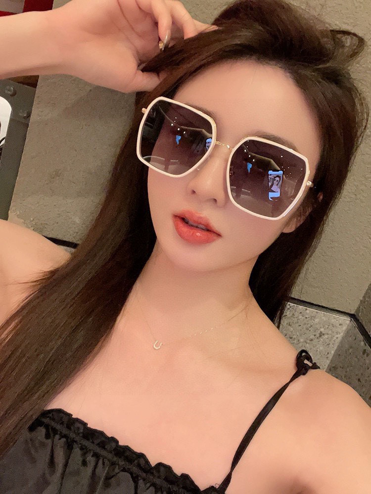   GUCCI 2025开春新款 最新款方框太阳镜 各路网红纷纷带起气场满分‼️ 俏皮甜美.上脸效果更佳