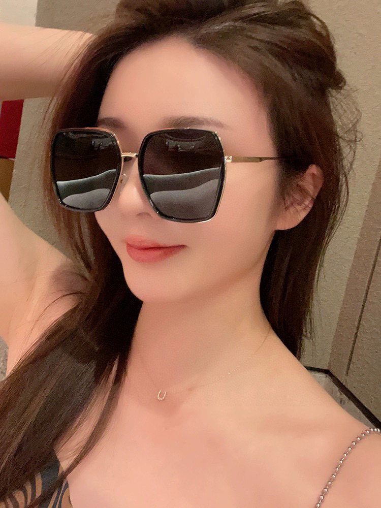   GUCCI 2025开春新款 最新款方框太阳镜 各路网红纷纷带起气场满分‼️ 俏皮甜美.上脸效果更佳