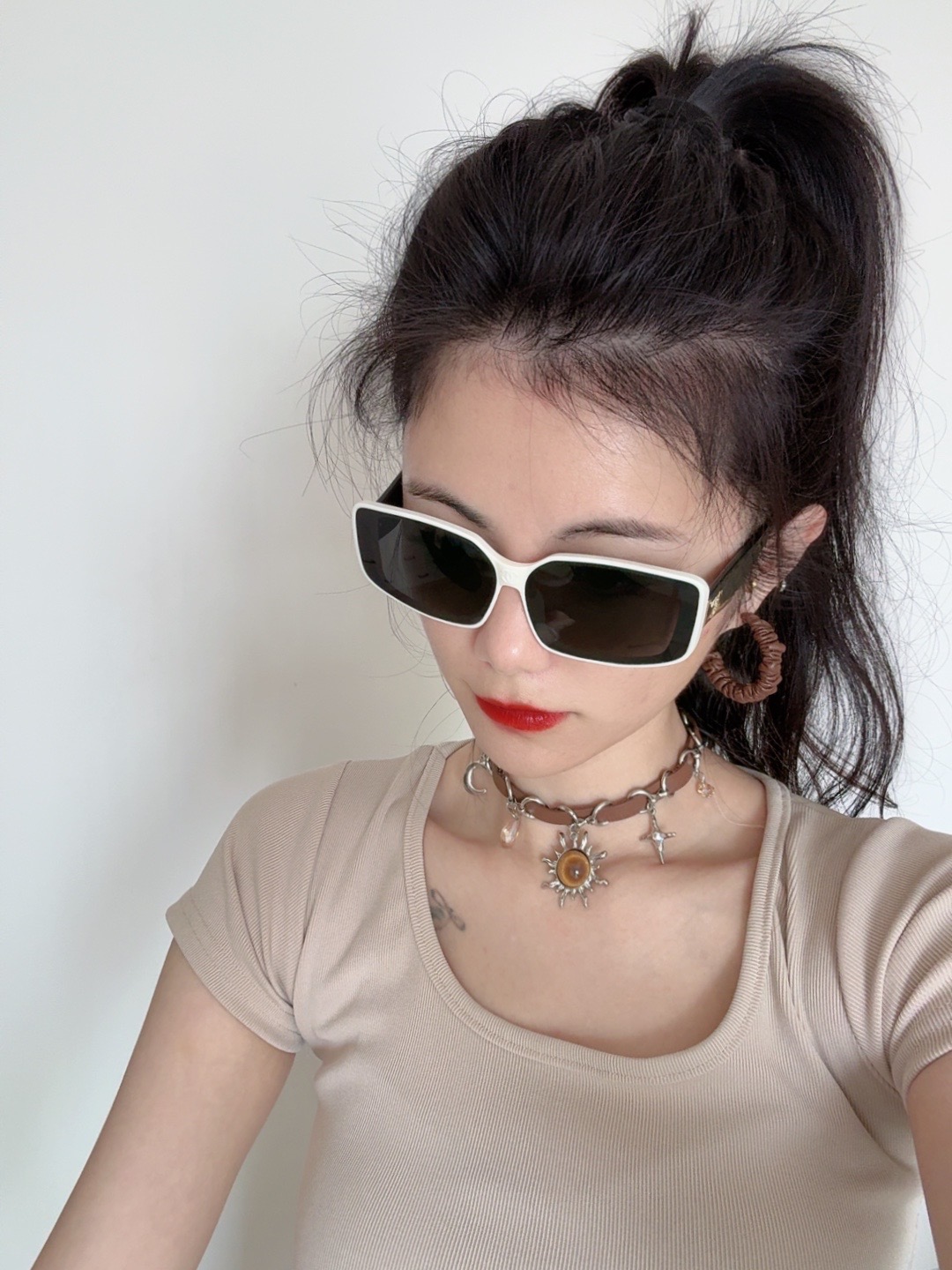    新品CHANEL 香奈儿太阳镜以独特魅力和前卫风格诠释春夏最新眼镜，质感超好佩带舒适 型号：CH3