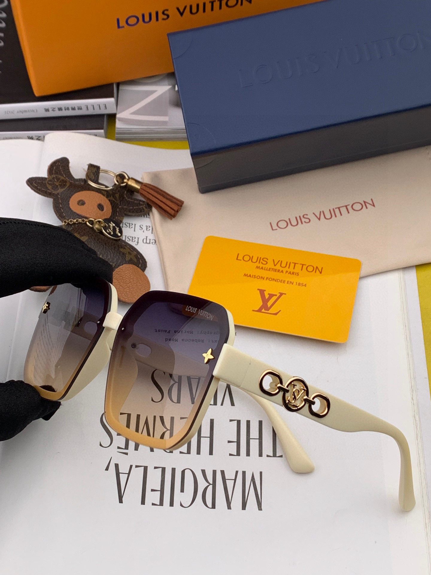   LV 2025新款女士方框太阳眼镜 开车墨镜 新款太阳镜  时尚大方 舒适轻盈 精致奢华 超轻 型号