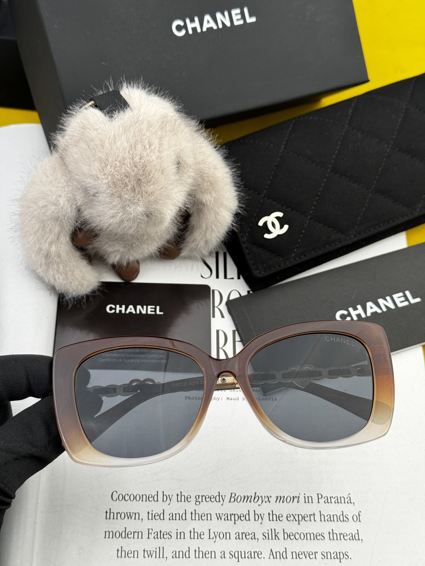    Chanel太阳镜墨镜  经典的方框设计，不挑脸型，无论搭配大衣还是连衣裙都非常显气质太阳镜预防紫