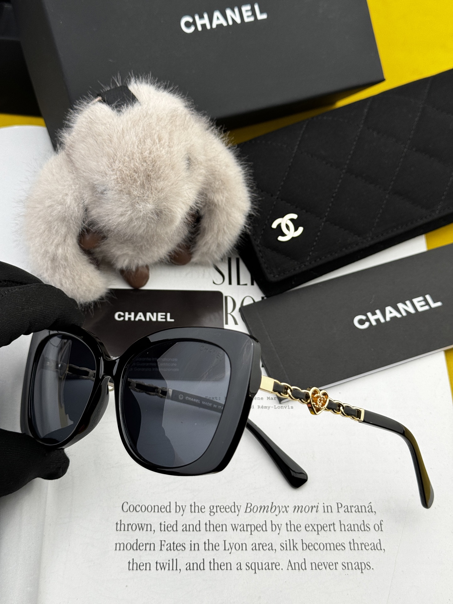    Chanel太阳镜墨镜  经典的方框设计，不挑脸型，无论搭配大衣还是连衣裙都非常显气质太阳镜预防紫