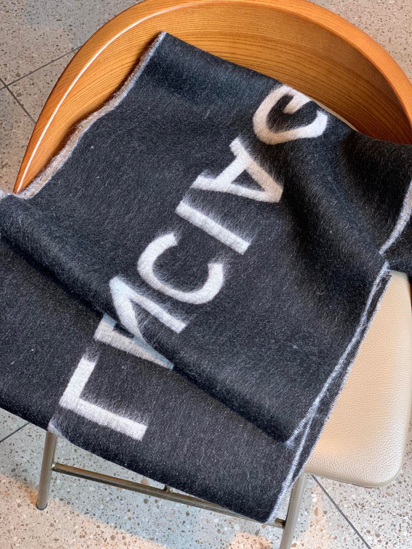 Paris Family Fashion Brand: Iconic B Shawl Sets Trend in Europe - 图片 8