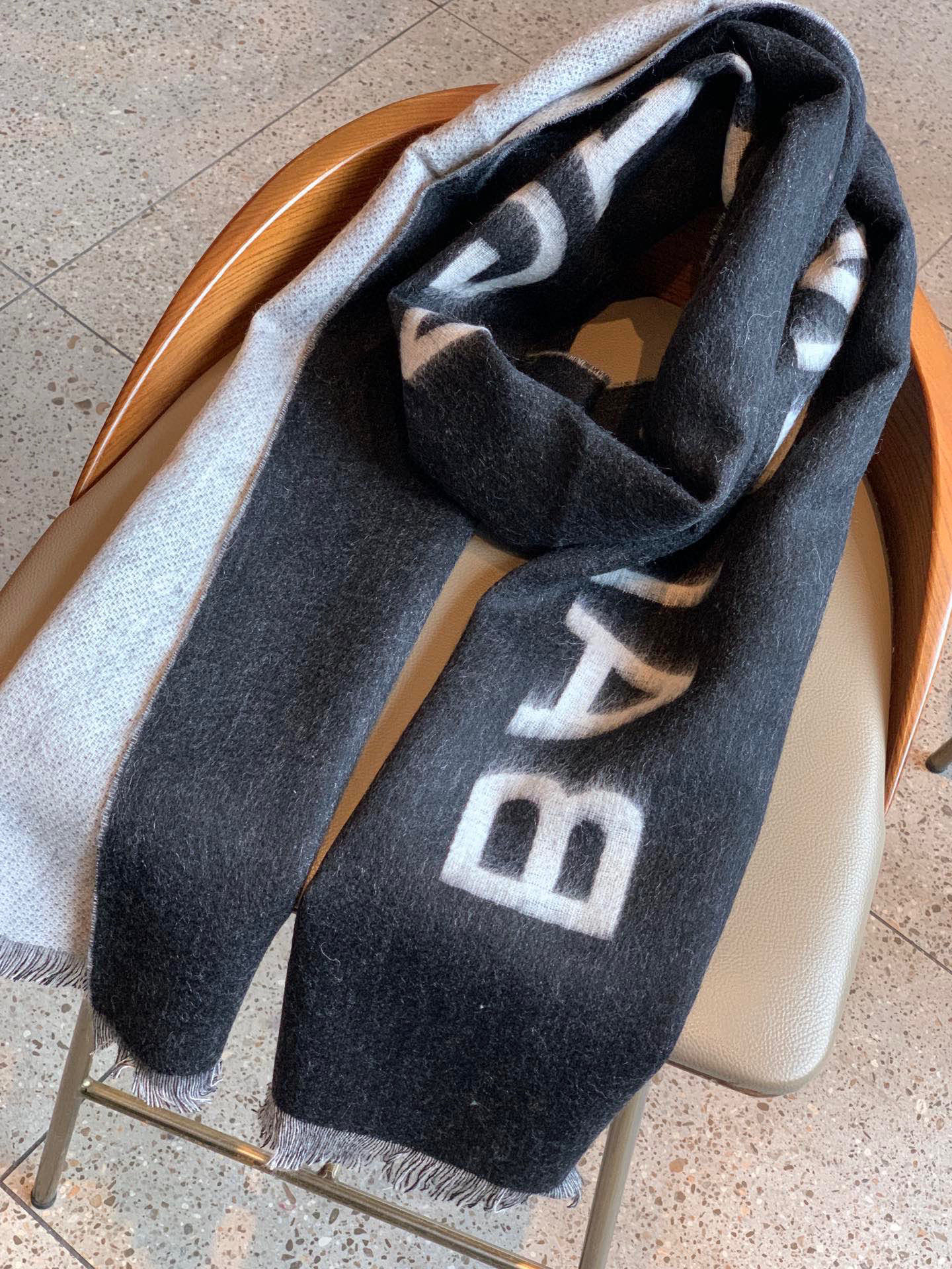 Paris Family Fashion Brand: Iconic B Shawl Sets Trend in Europe - 图片 7