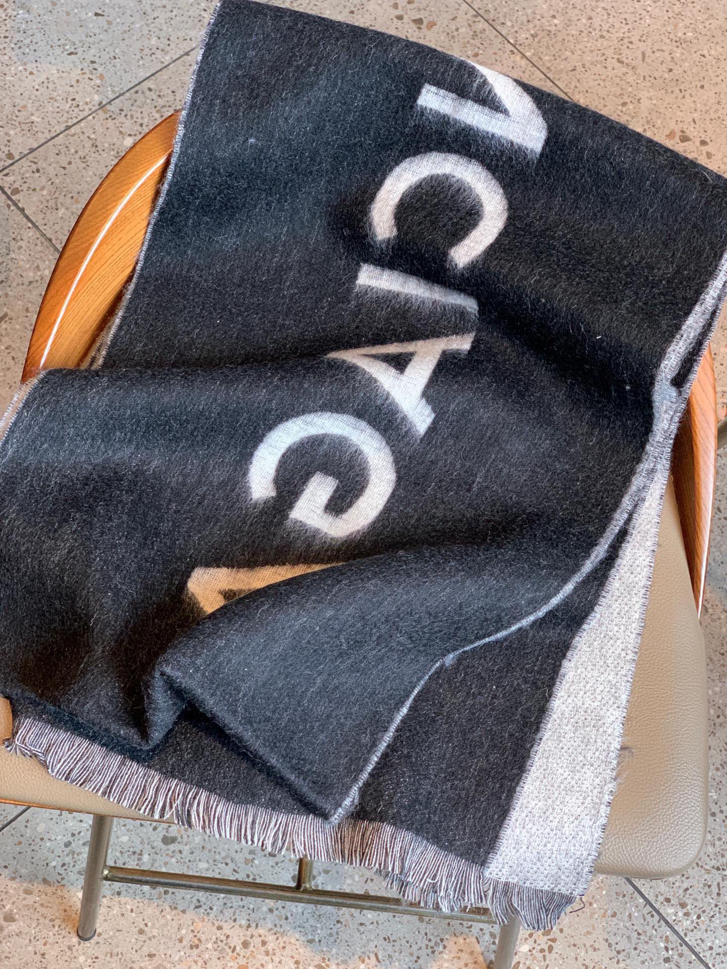Paris Family Fashion Brand: Iconic B Shawl Sets Trend in Europe - 图片 9
