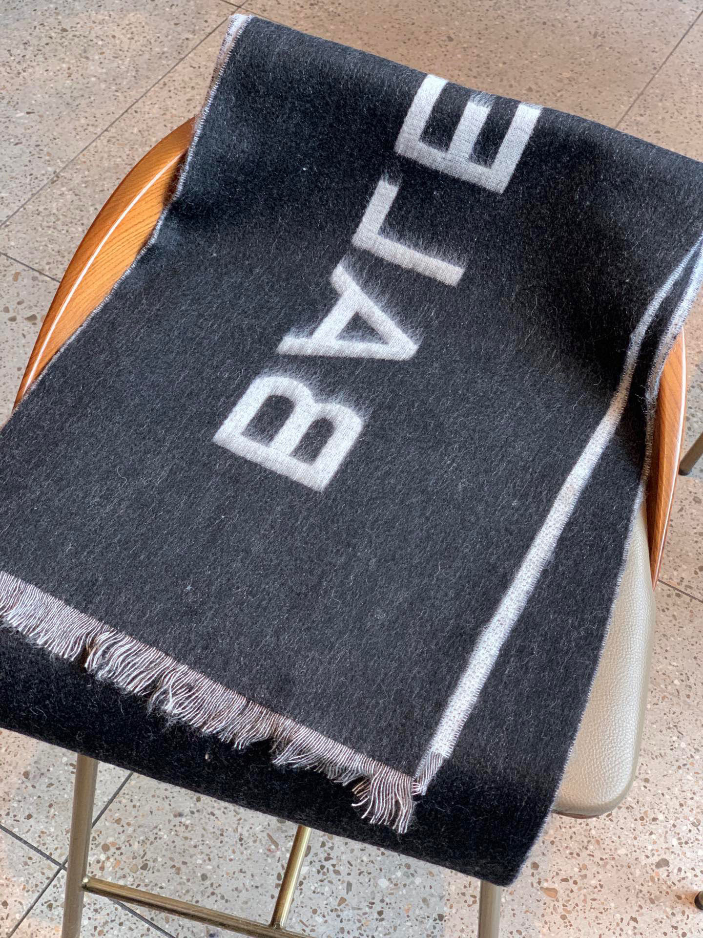 Paris Family Fashion Brand: Iconic B Shawl Sets Trend in Europe - 图片 6