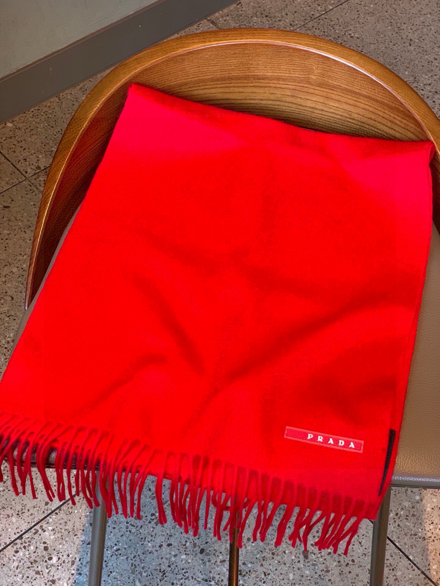 Prada’s Classic Logo Scarf: Fashionable Design for Successful Men, Size 180*30 - 图片 4
