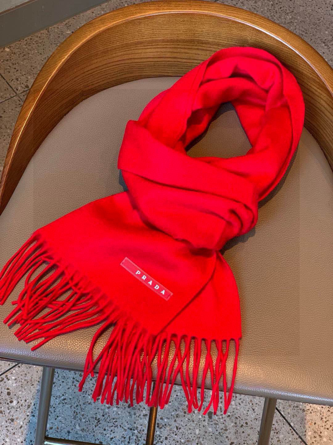 Prada’s Classic Logo Scarf: Fashionable Design for Successful Men, Size 180*30 - 图片 6