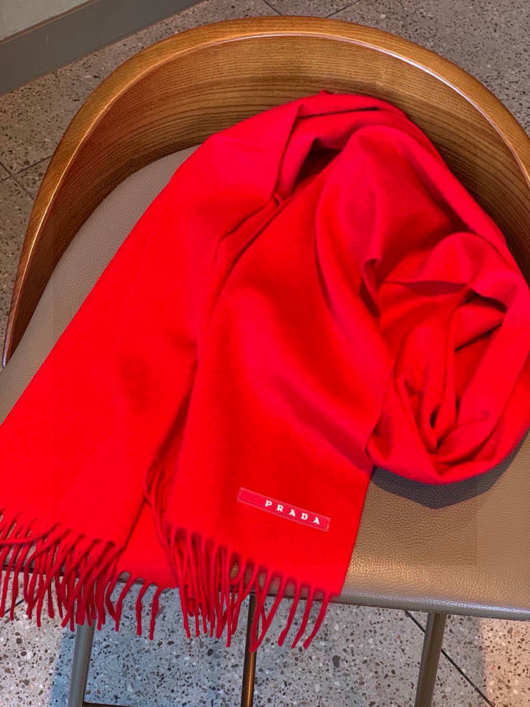 Prada’s Classic Logo Scarf: Fashionable Design for Successful Men, Size 180*30 - 图片 8