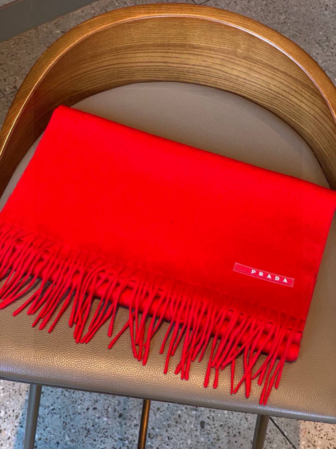 Prada’s Classic Logo Scarf: Fashionable Design for Successful Men, Size 180*30 - 图片 3