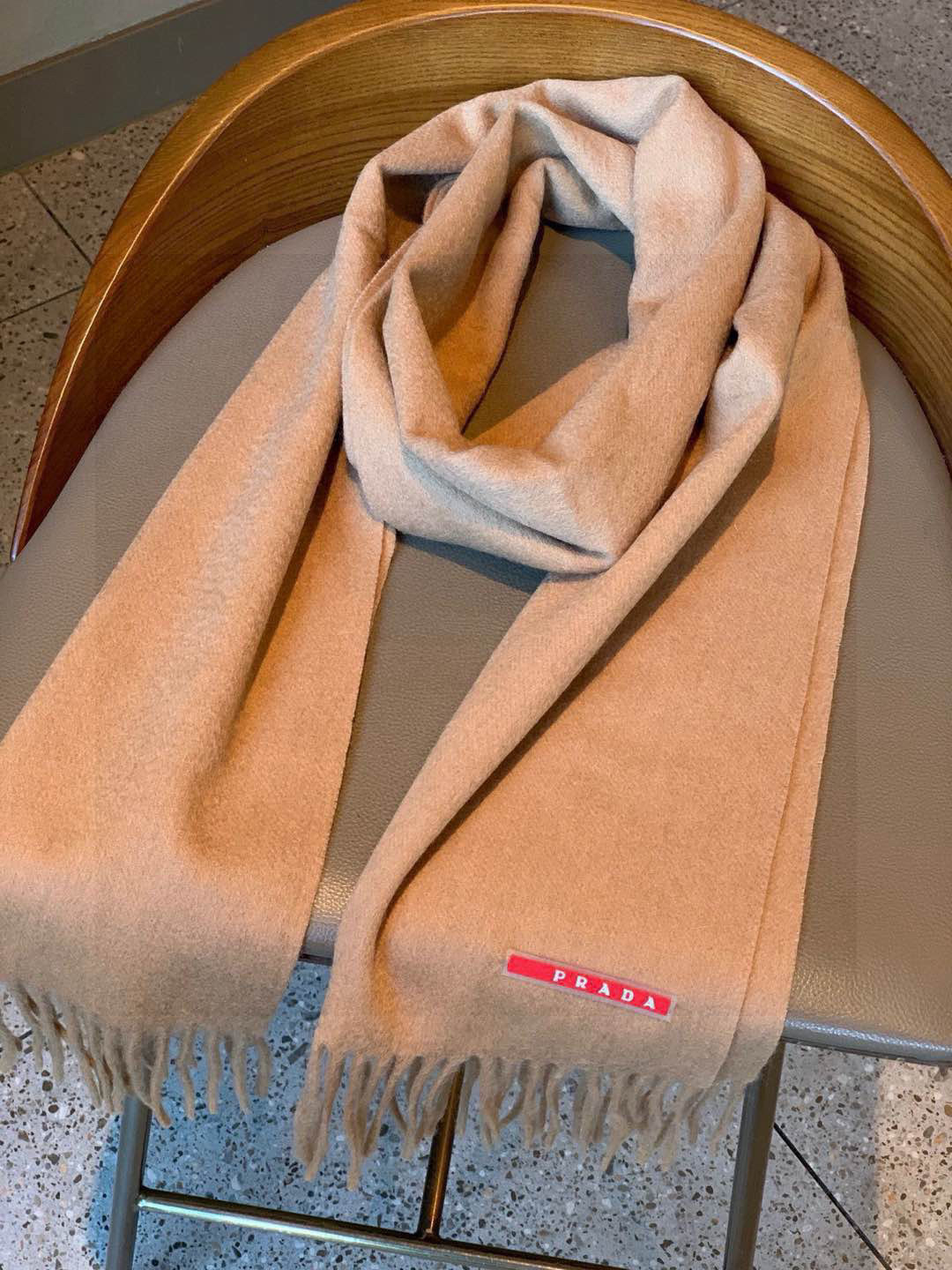 Prada’s Latest Classic Logo Design Couple Scarf: Fashionable Style, Quality, Size 180*30 - 图片 4
