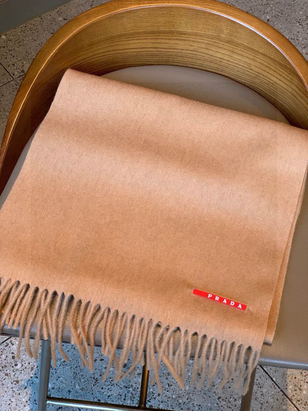 Prada’s Latest Classic Logo Design Couple Scarf: Fashionable Style, Quality, Size 180*30 - 图片 3