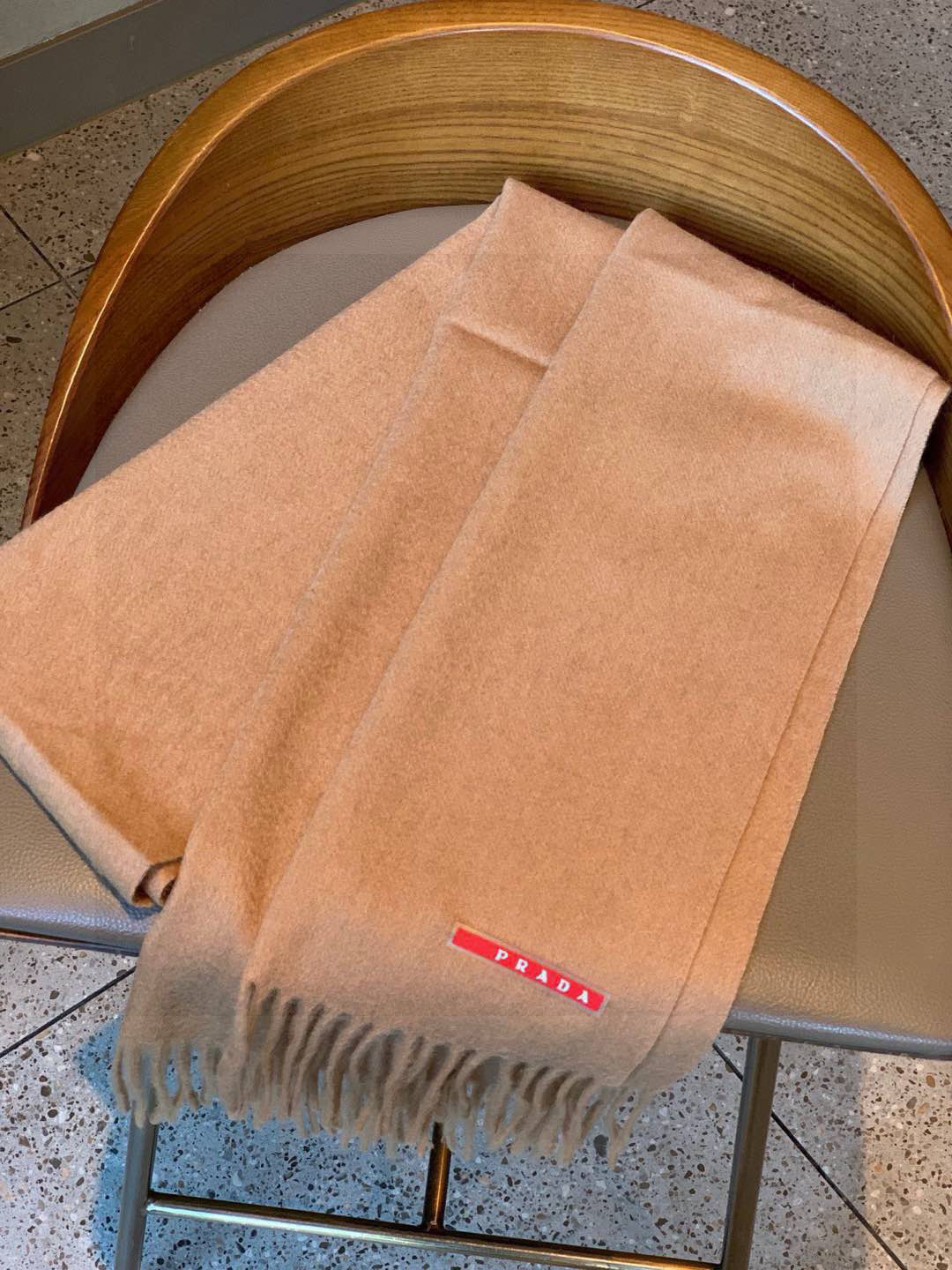Prada’s Latest Classic Logo Design Couple Scarf: Fashionable Style, Quality, Size 180*30 - 图片 7