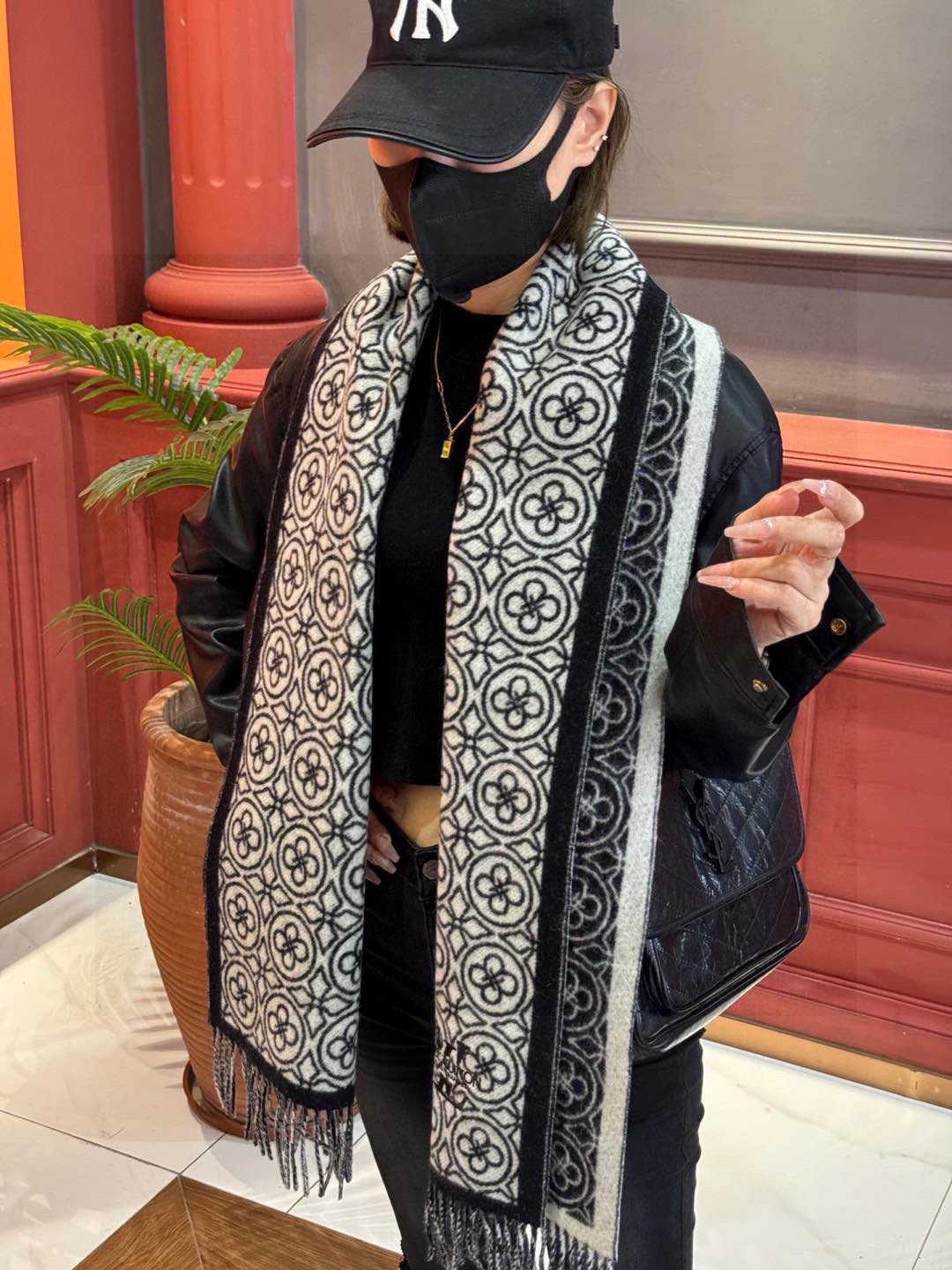 “Classic Four-Leaf Script Two-Face Scorch Coat: Sophisticated, Warm, Beautiful” - 图片 2