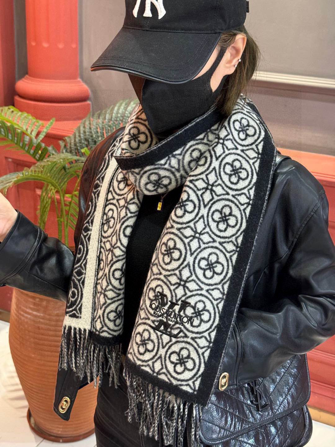 “Classic Four-Leaf Script Two-Face Scorch Coat: Sophisticated, Warm, Beautiful” - 图片 3