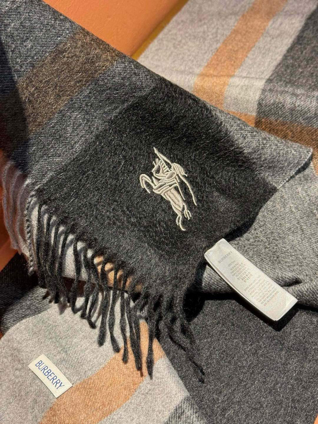   ✔️重磅推荐❗️巴宝莉 新品 ·情侣款 羊绒围巾❗️臻选上乘的山羊绒纤维，耗时耗力，再以清泉水浸泡涤