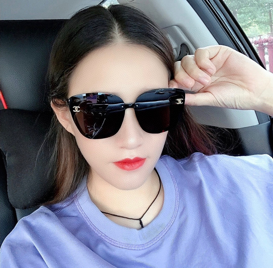   新品CHANEL 香奈儿太阳镜以独特魅力和前卫风格诠释春夏最新眼镜，质感超好佩带舒适 型号：CH08