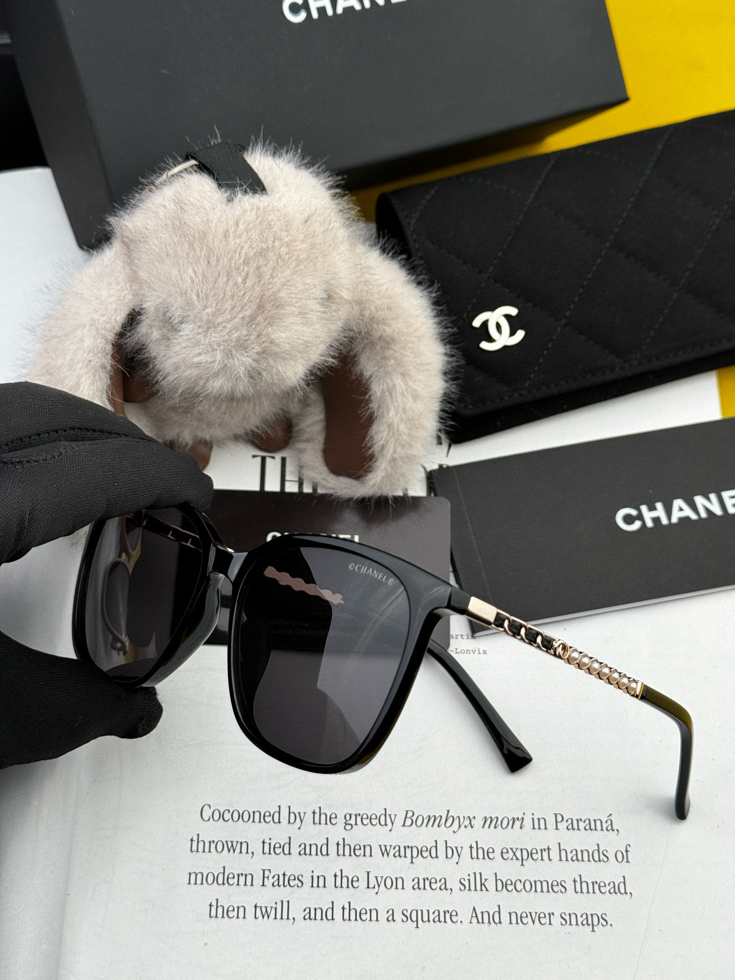  新品CHANEL 香奈儿太阳镜以独特魅力和前卫风格诠释春夏最新眼镜，以方框设计两边经典小香珍珠做点缀，