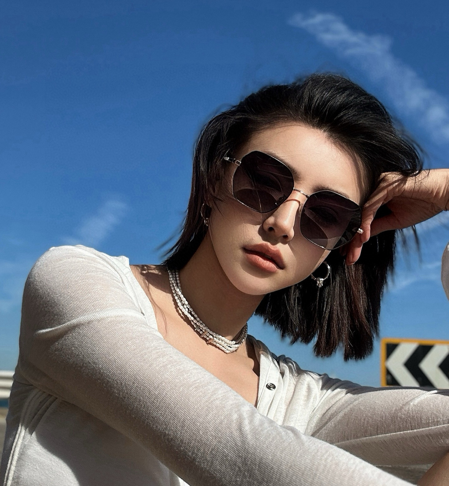  新品CHANEL 香奈儿太阳镜以独特魅力和前卫风格诠释春夏最新眼镜，以方框设计两边经典小香珍珠做点缀，