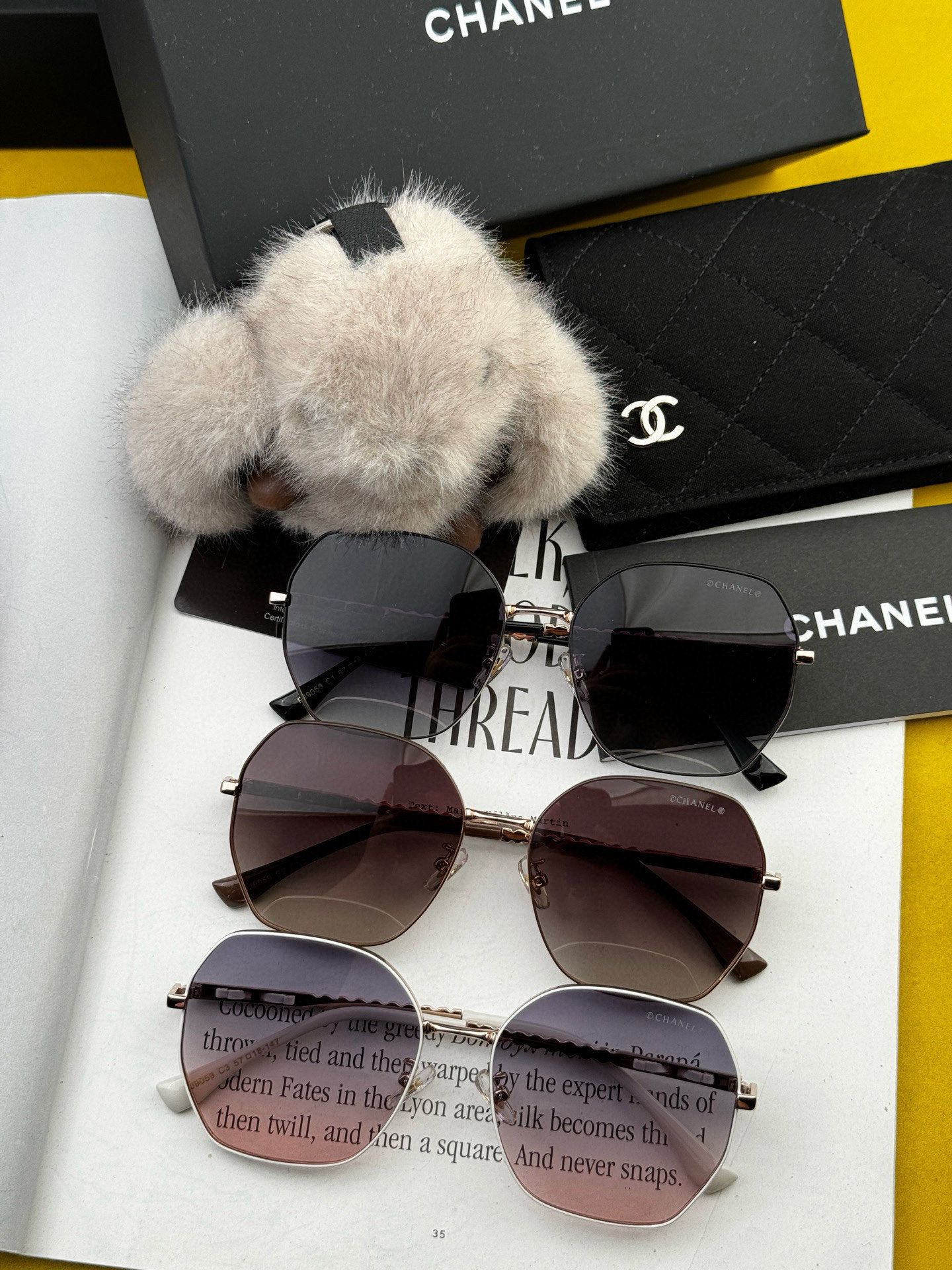  新品CHANEL 香奈儿太阳镜以独特魅力和前卫风格诠释春夏最新眼镜，以方框设计两边经典小香珍珠做点缀，