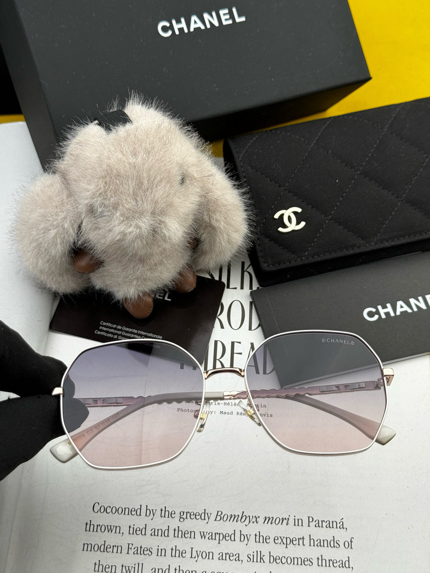  新品CHANEL 香奈儿太阳镜以独特魅力和前卫风格诠释春夏最新眼镜，以方框设计两边经典小香珍珠做点缀，