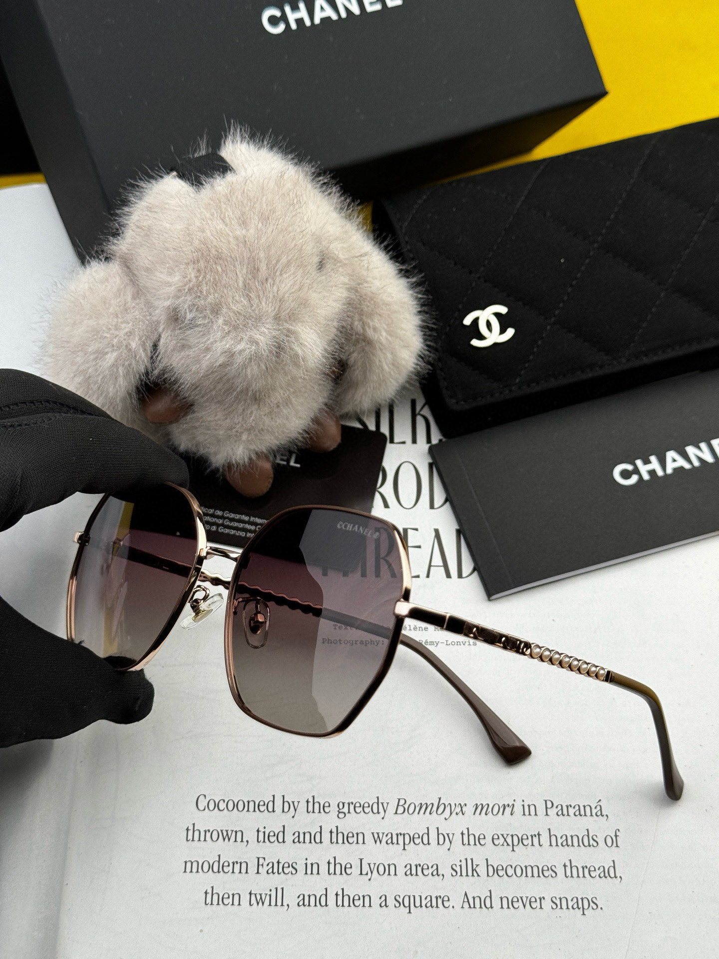  新品CHANEL 香奈儿太阳镜以独特魅力和前卫风格诠释春夏最新眼镜，以方框设计两边经典小香珍珠做点缀，