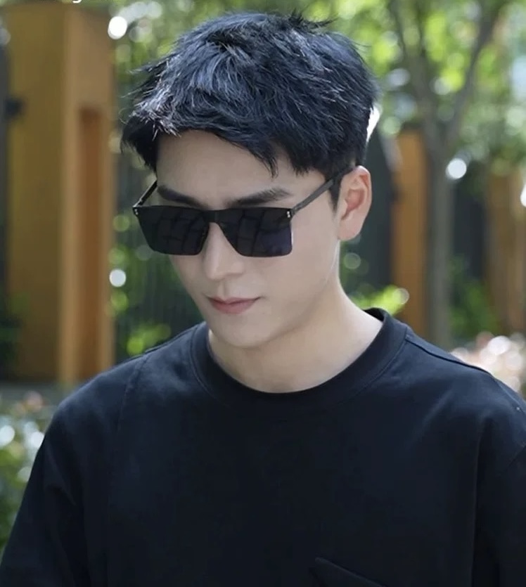       GUCC* 2025 新款男女情侣款太阳iP电镀永不褪色 卖点：超轻超有弹性整幅眼镜无螺丝重