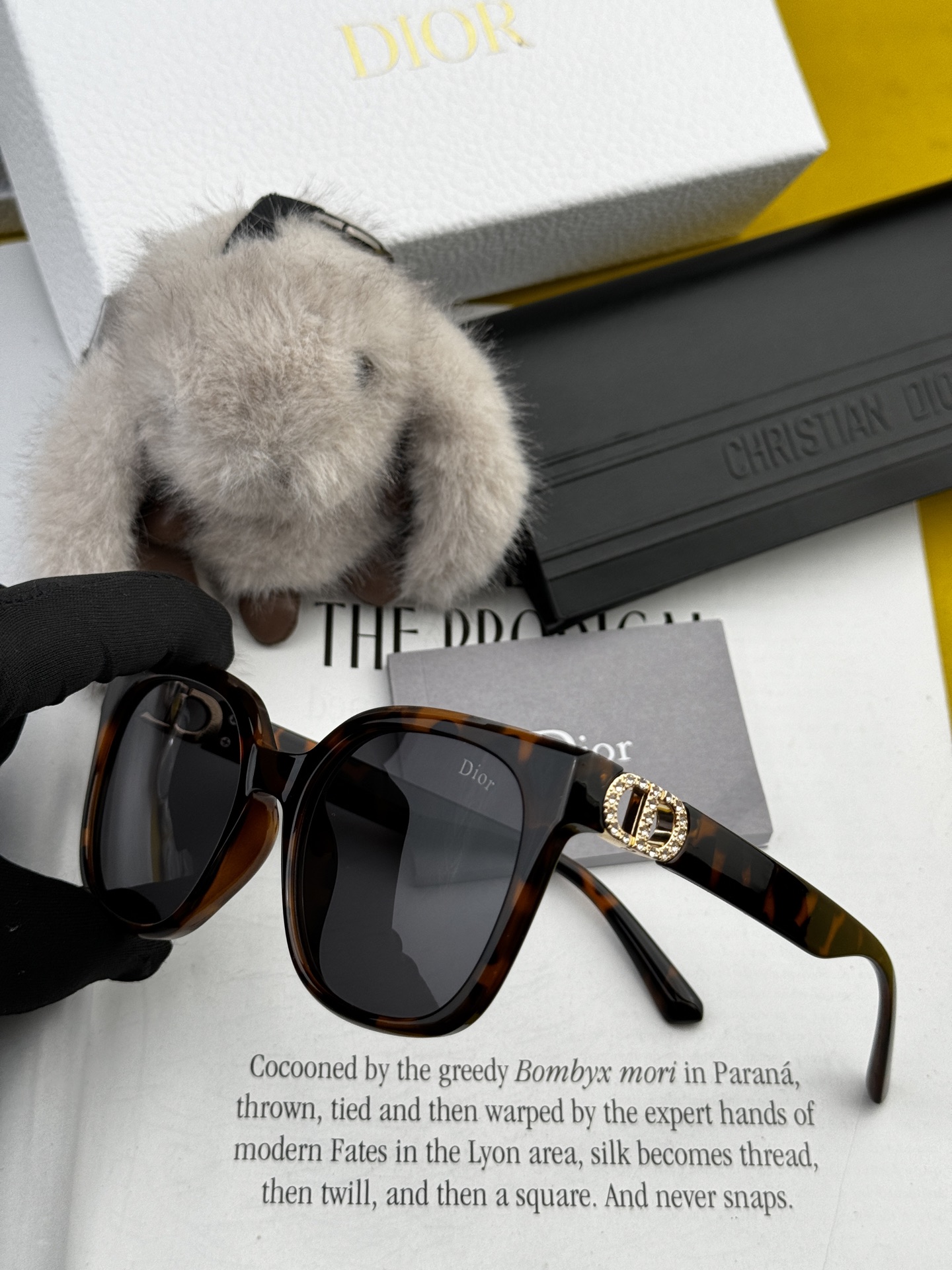   【DIOR】2025新款潮流爆款 时尚方框太阳镜 佩戴舒适 网红潮款墨镜  女士高清加厚偏光太阳镜🕶