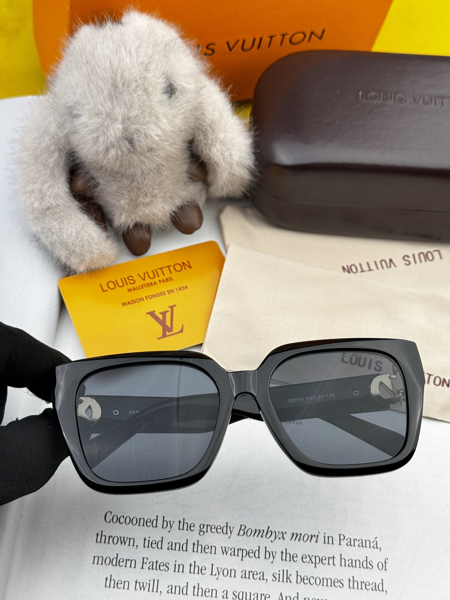   LV 2025新款女士方框太阳眼镜 开车墨镜 新款太阳镜  时尚大方 舒适轻盈 精致奢华 超轻 型号