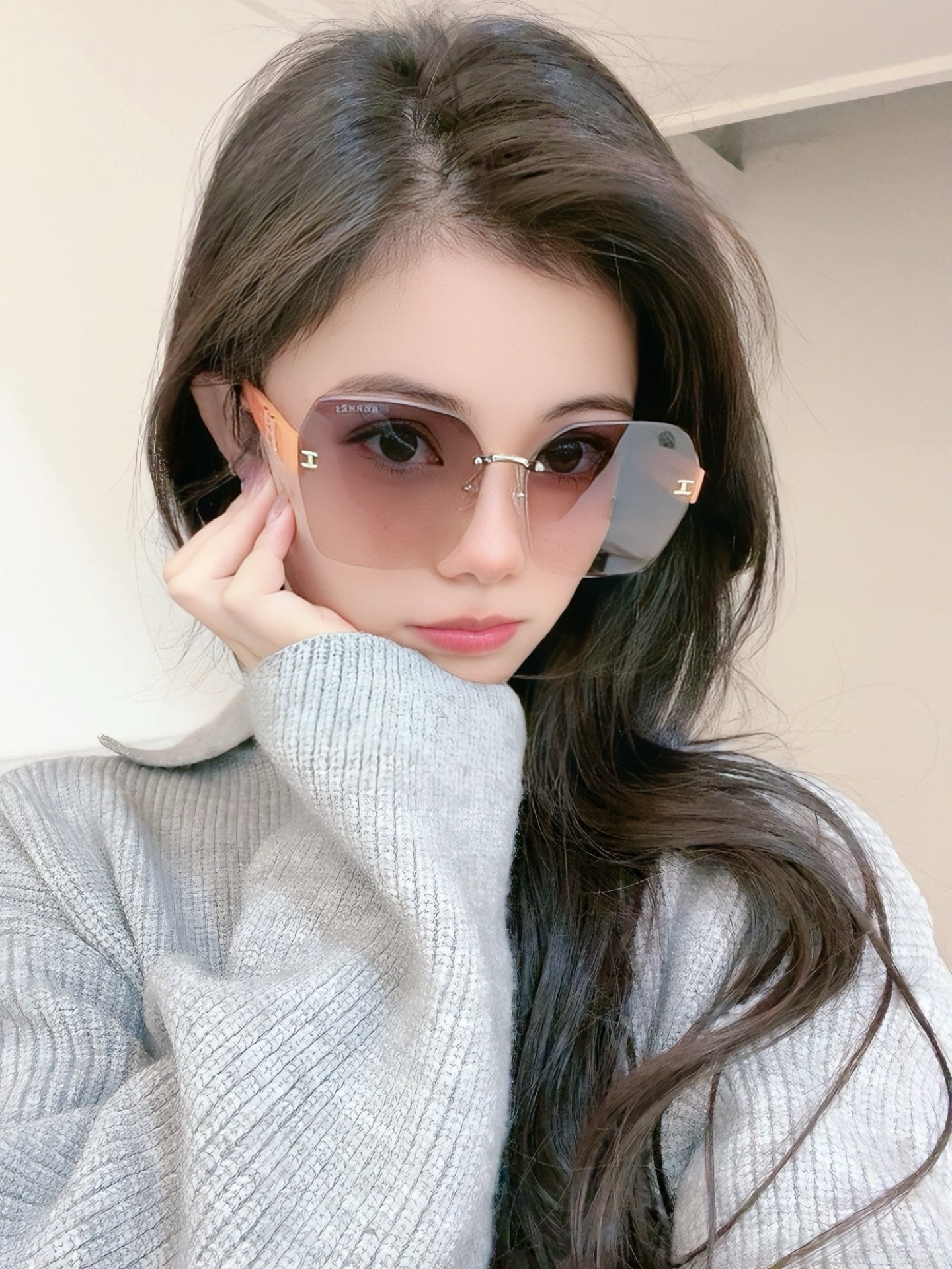  爱马仕   经典的方框设计，不挑脸型，无论搭配大衣还是连衣裙都非常显气质镜片预防紫外线 型号：H55