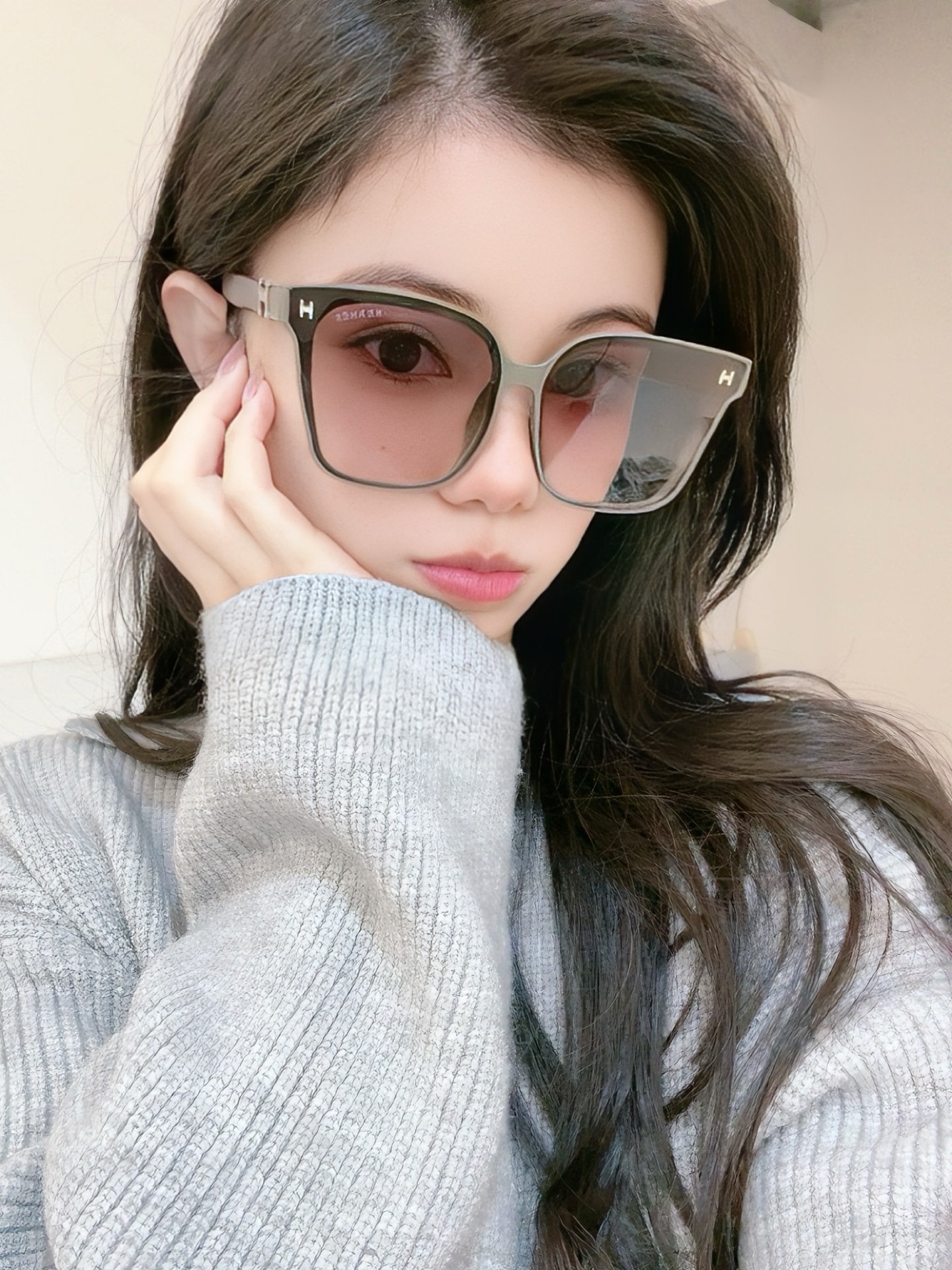   爱马仕   经典的方框设计，不挑脸型，无论搭配大衣还是连衣裙都非常显气质镜片预防紫外线 型号：H05