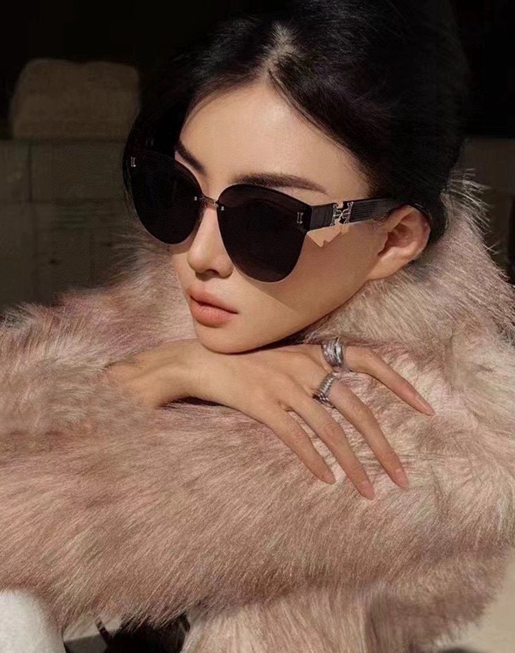 NO:247535,Hermes classic square frame design, not picky about face shape, it looks very elegant whether it is matched with a coat or a dress, lenses prevent UV rays. Model H0101 glasses sunglasses sunglasses, glasses, hermes, skirts19860909爱马仕经典的方框设计,不挑脸型,无论搭配大衣还是连衣裙都非常显气质镜片预防紫外线 型号H0101眼镜墨镜太阳镜,眼镜,hermes,skirts,glasses