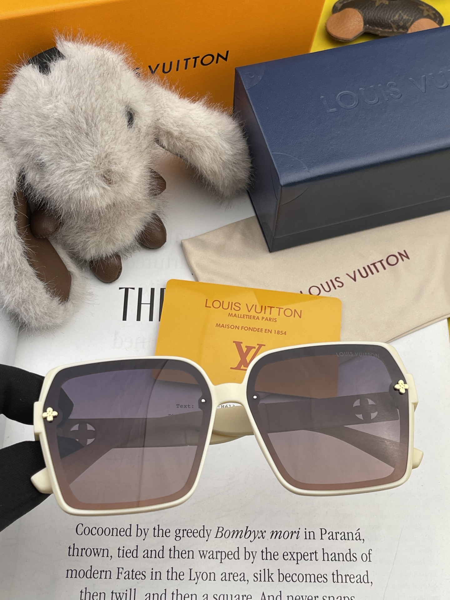  LV 2025年开春新款  潮流爆款 时尚方框太阳镜 高品质 佩戴舒适 网红潮款墨镜 型号L2200