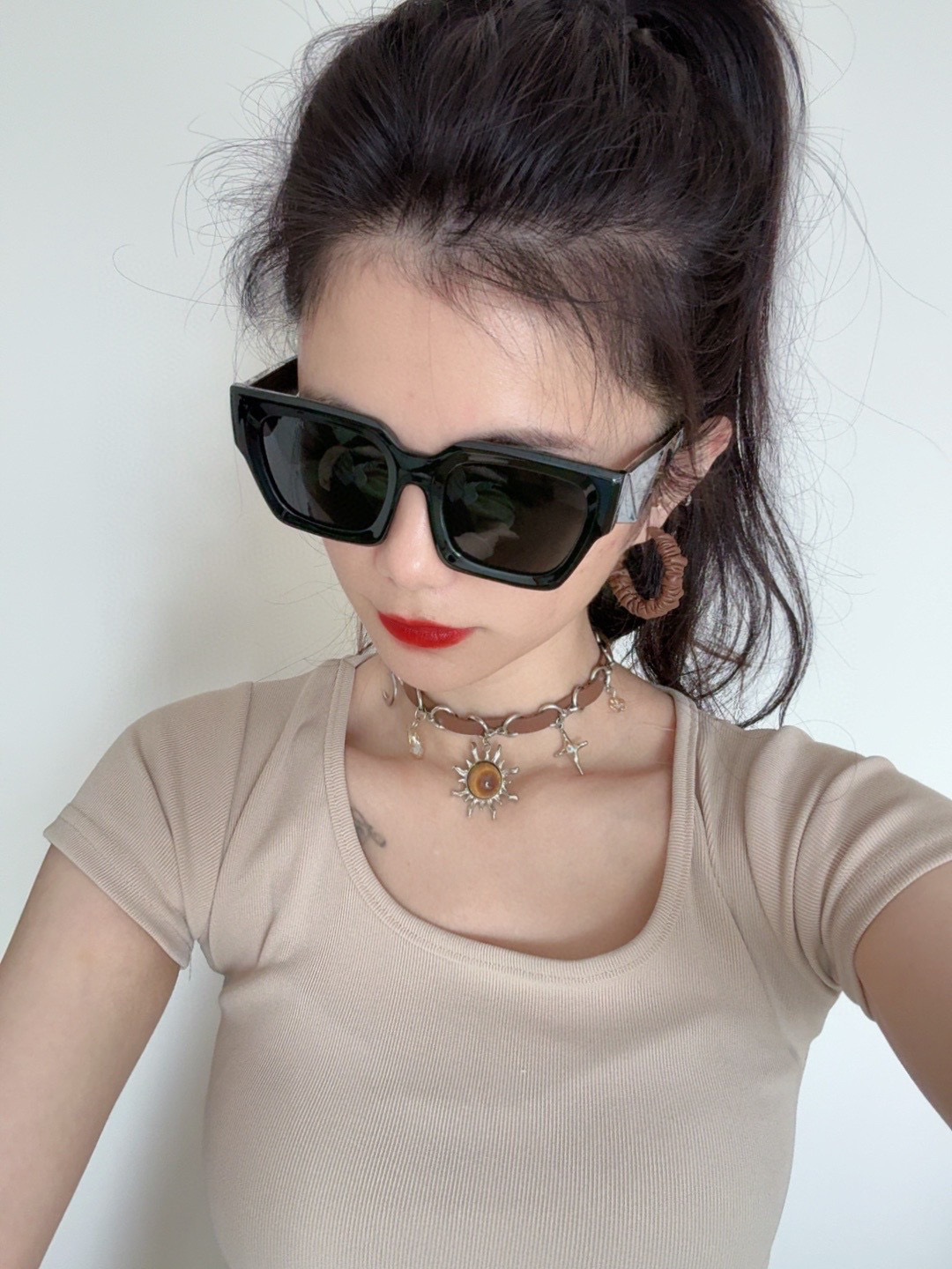 NO:246534,Prada Square frame sunglasses Sunglasses Classic square frame design, not picky about face shape, it shows temperament whether it is matched with a coat or a dress, preventing UV rays Model Model Glasses Sunglasses, Glasses, Prada, Skirts19860909普拉达 方框太阳镜墨镜经典的方框设计,不挑脸型,无论搭配大衣还是连衣裙都非常显气质 预防紫外线 型号型号眼镜墨镜太阳镜,眼镜,prada,skirts,glasses