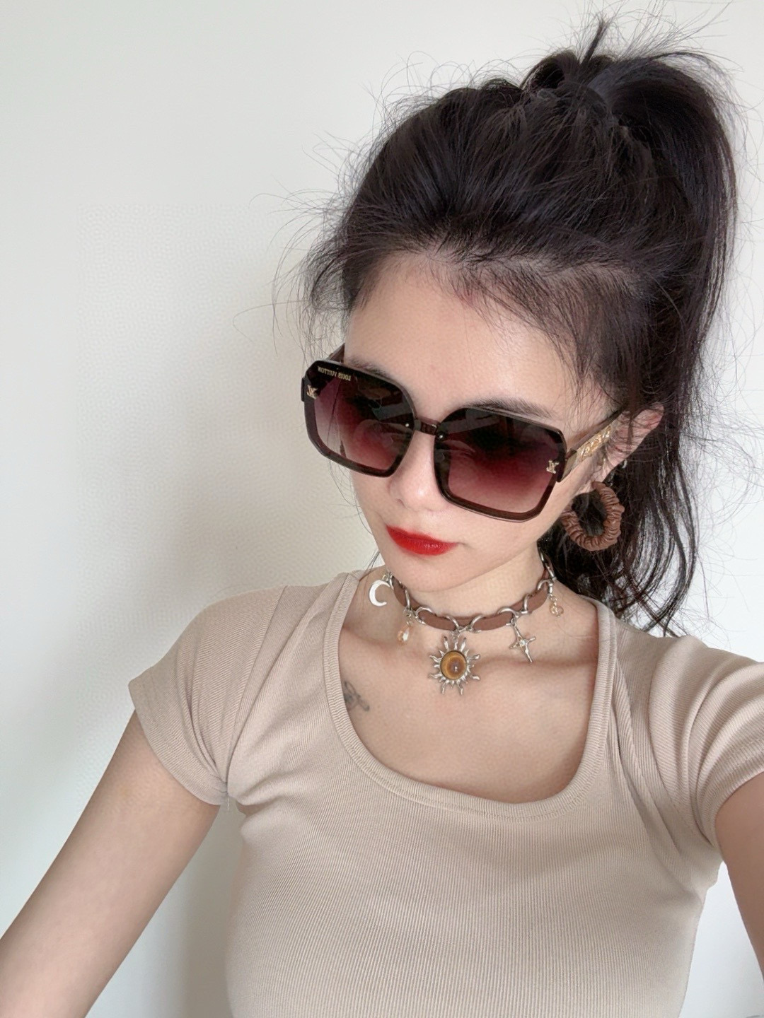 NO:246540,LV 2025 new women's square frame sunglasses driving sunglasses New sunglasses Fashionable and generous Comfortable and light Exquisite and luxurious Ultralight Model L5126 glasses Sunglasses Sunglasses, glasses, louis vuitton19860909LV 2025新款女士方框太阳眼镜 开车墨镜 新款太阳镜 时尚大方 舒适轻盈 精致奢华 超轻 型号L5126眼镜墨镜太阳镜,眼镜,louis vuitton,glasses