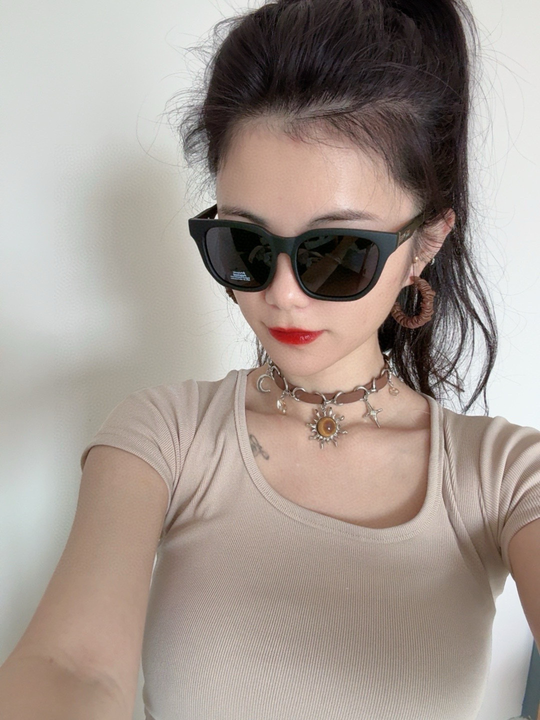 NO:246552,Super nice and cool [GUCCI] Gucci's new sunglasses interpret the latest spring and summer glasses with unique charm and avant-garde style. They are designed with square frames, and the texture of the middle beam is super comfortable to wear!  Model G7510 glasses sunglasses sunglasses, glasses, gucci, gucci19860909超好看 潮酷【GUCCI】古驰 新款款太阳镜以独特魅力和前卫风格诠释春夏最新眼镜,以方框设计,中梁连体质感超好佩带舒适 ！型号G7510眼镜墨镜太阳镜,眼镜,gucci,gucci,glasses