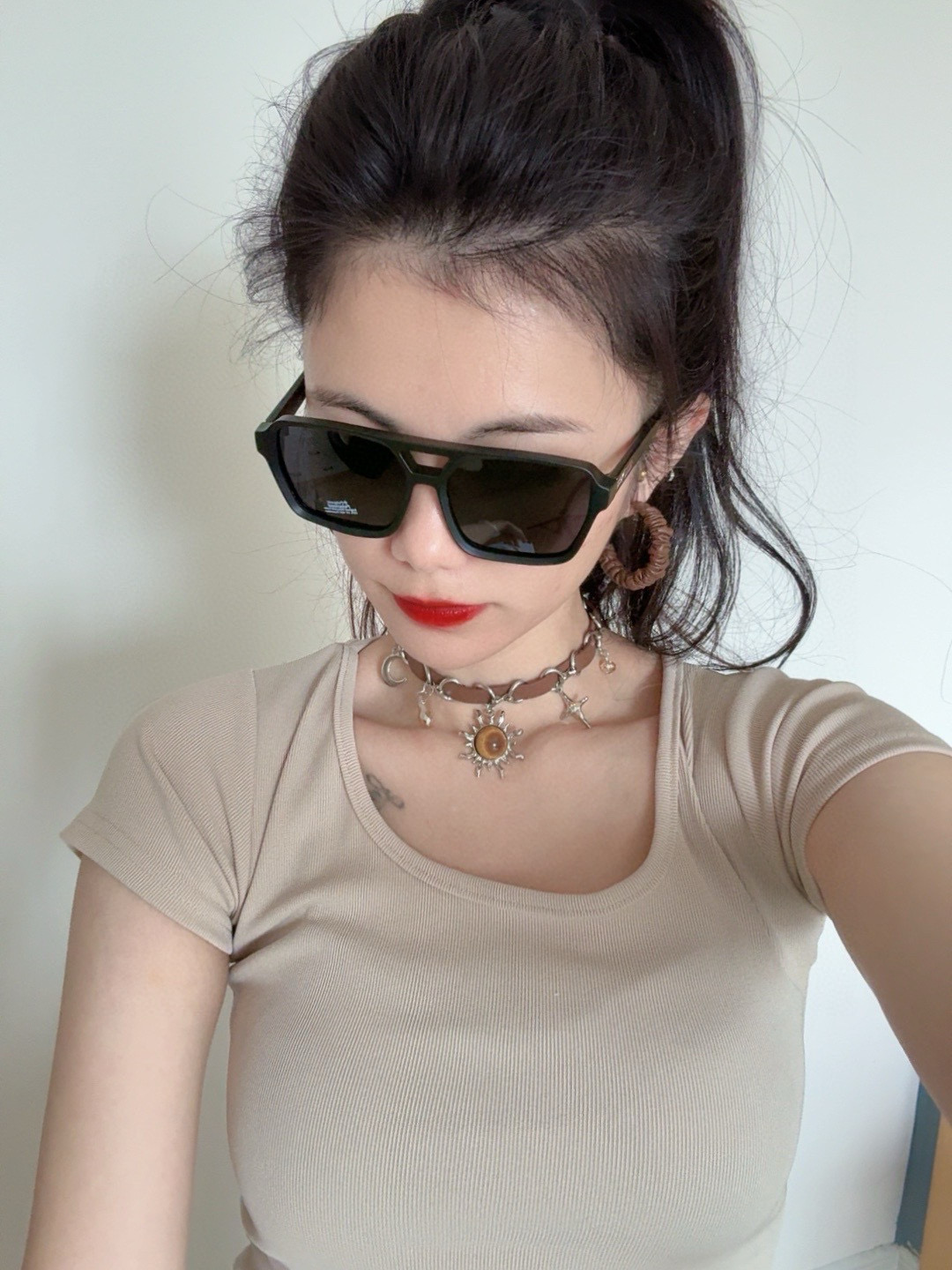 NO:246556,Super nice and cool [GUCCI] Gucci's new sunglasses interpret the latest spring and summer glasses with unique charm and avant-garde style. They are designed with square frames, and the texture of the middle beam is super comfortable to wear!  Model G6510 glasses sunglasses sunglasses, glasses, gucci, gucci19860909超好看 潮酷【GUCCI】古驰 新款款太阳镜以独特魅力和前卫风格诠释春夏最新眼镜,以方框设计,中梁连体质感超好佩带舒适 ！型号G6510眼镜墨镜太阳镜,眼镜,gucci,gucci,glasses